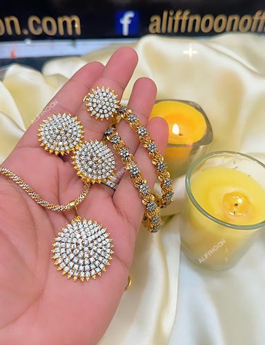 Big circular diamond cut set with bangles