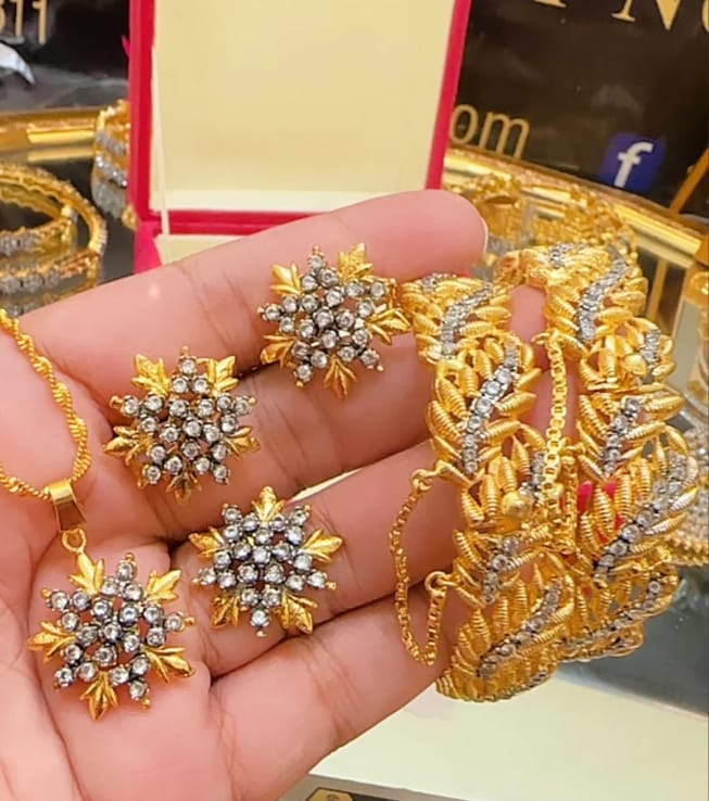 Diamond Cut Set With 2 Zircon Kery 
