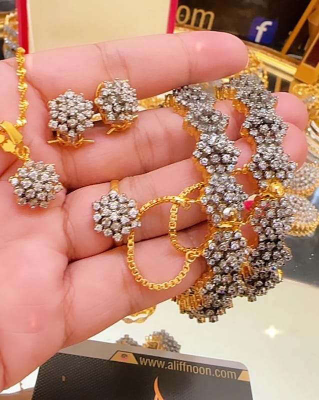 Diamond Cut Set With Flower Kangan
