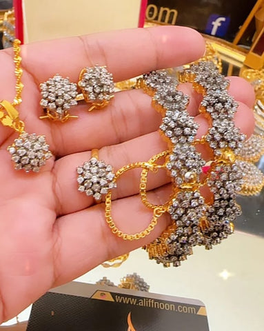 Diamond Cut Set With Flower Kangan
