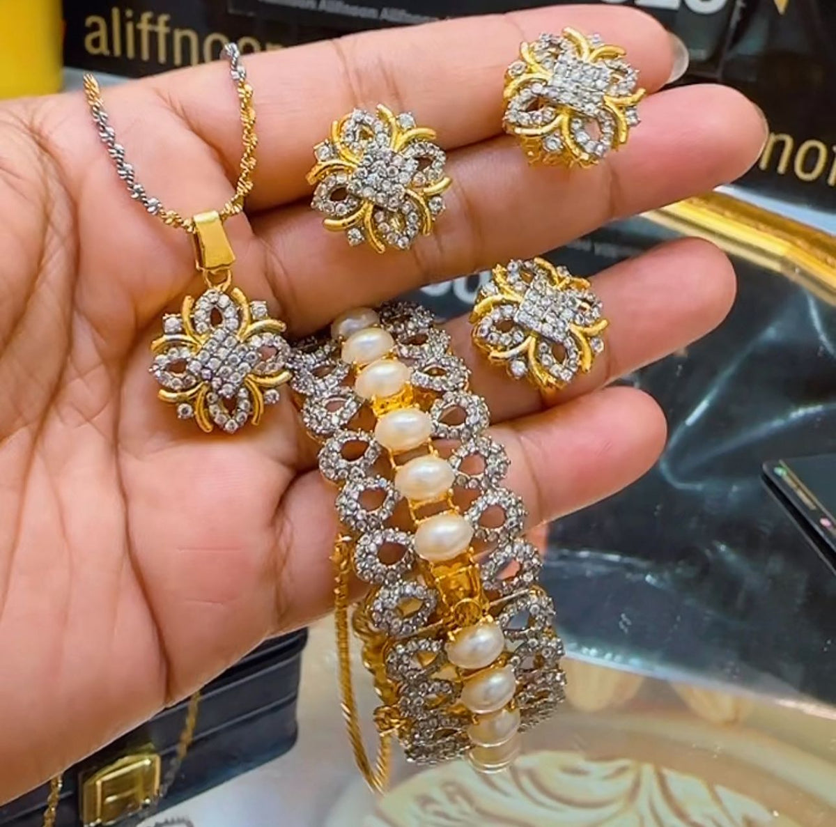 Diamond Cut Set With Pearl Kera
