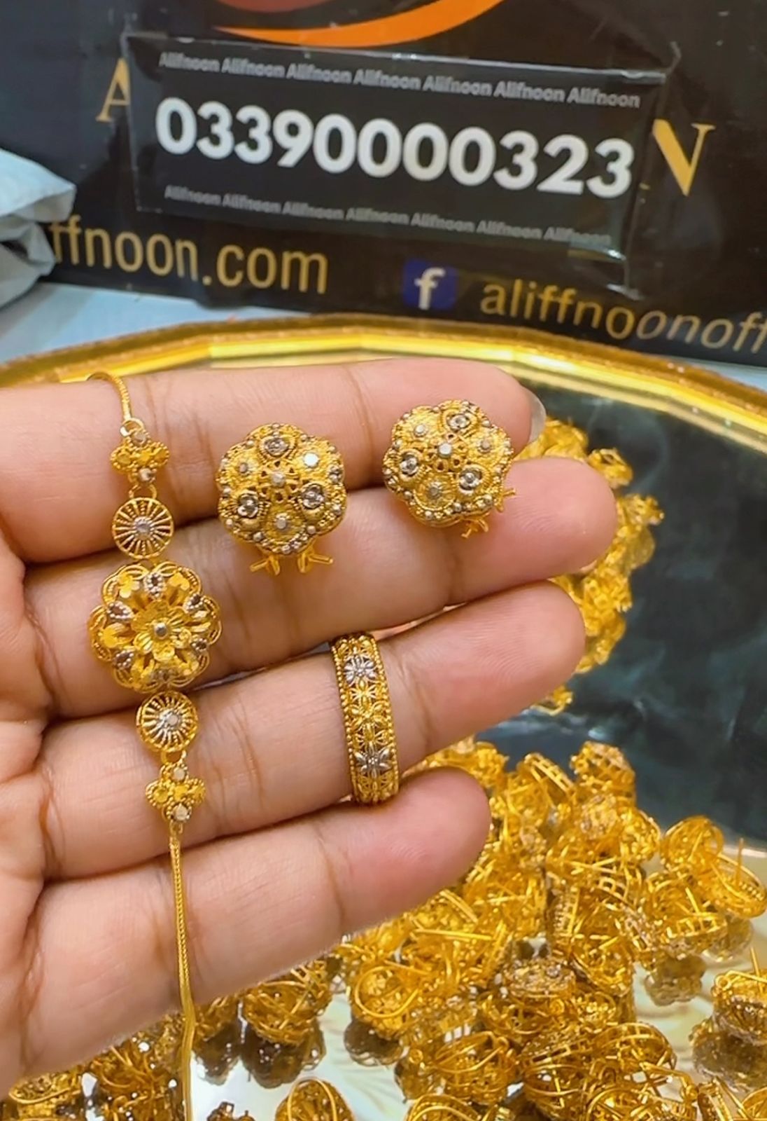 Gold Dip Tops With Clip Lock Bracelet And Ring