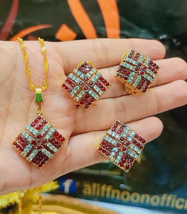 White Square Shape Diamond Cut Set