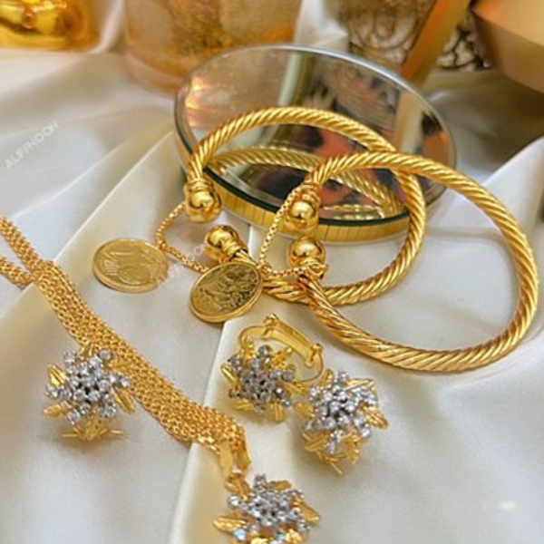 Diamond-cut-gold-dipped-set-with-coin-kery1