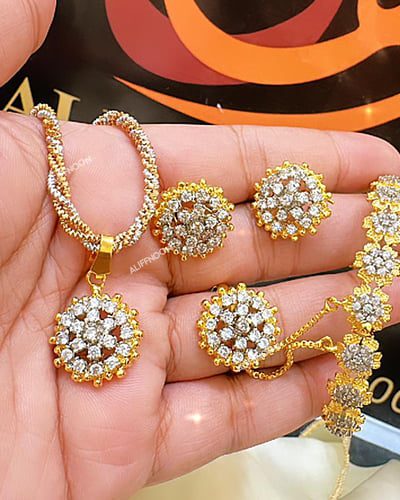 Sunflower-diamond-cut-with-jerao-zircon-and-gold-plating