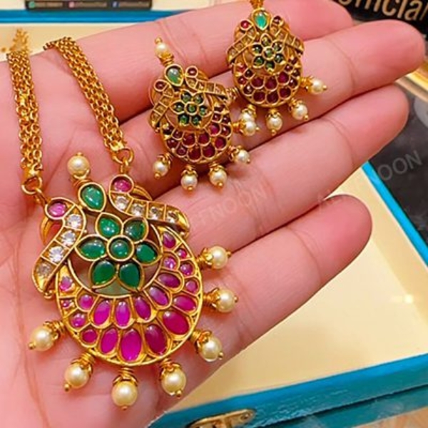 South-Indian–Mala-with-earrings