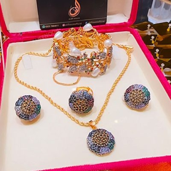 Multi-Stone-pendent-set-with-Kangan