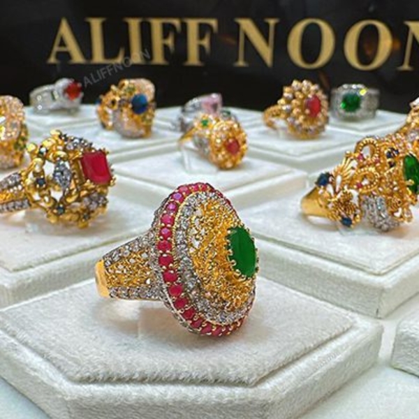 Chandi-Green-with-Red-zircon-Ring