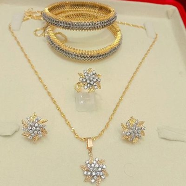 Diamond-cut-gold-plated-set-with-diamond-cut-gold-plated-karahs